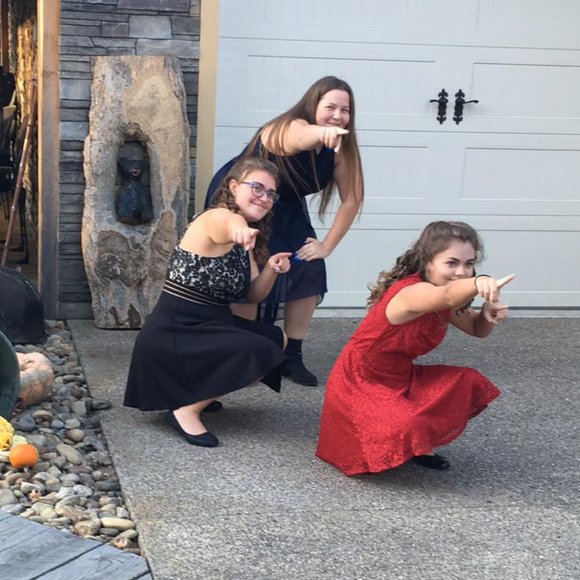 CLOSET CLEAN OUT! BUNDLE 3 OR MORE FOR 50% OFF - Picture 14 of 16